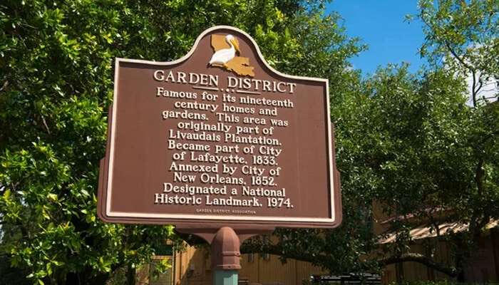 Discover the Garden District - Food Fun Trip - FoodFunTrip A historical marker in New Orleans' Garden District, famous for its 19th-century homes and gardens, a must-see for visitors
