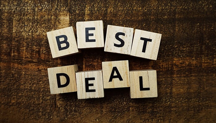 Timing Your Search for the Best Deals - Food Fun Trip - FoodFunTrip Wooden letter blocks spelling “Best Deal” symbolizing affordable Timeshare Rental offers, discounted Orlando vacation packages, and budget-friendly family resort stays in 2026.