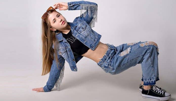 Pantalons Et Jupes Femme fashion style featuring a woman wearing trendy denim pants and a cropped jacket, showcasing modern women’s casual apparel with comfort, fit, and contemporary design.