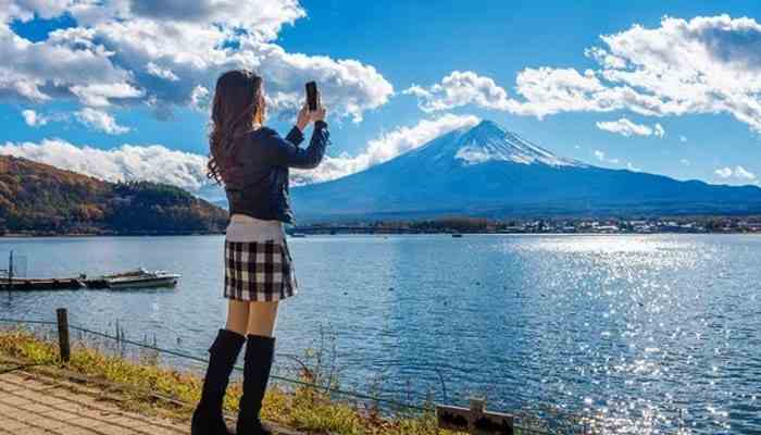 Independent Travel or Guided Tour - Food Fun Trip - FoodFunTrip Tokyo Day Trips to Mount Fuji and Lake Kawaguchi featuring a traveler enjoying panoramic mountain views, scenic lakeside landscapes, and Japan’s iconic natural attractions beyond the city