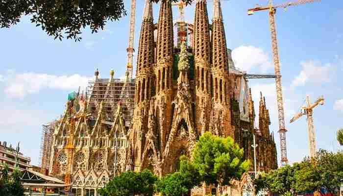 Sagrada Famlia - Food Fun Trip - FoodFunTrip Barcelona Travel Guide featuring the iconic Sagrada Familia Basilica in Barcelona, Spain, showcasing Antoni Gaud۪̉s world-famous modernist architecture and historic landmark attraction